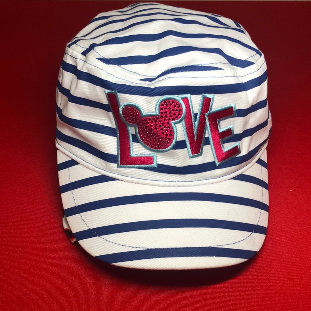 🟡 DISNEY ‘LOVE’ CAP (Adult)